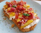 Foto del paso 6 de la receta: Torrada de queso crema, nectarinas y jamón