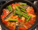 Hình bước làm 6 của món Cá nục-mackerel kho măng và cà chua