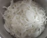 Foto del paso 1 de la receta: Revuelto con salchichas y huevo frito 🍳