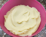 Foto del paso 6 de la receta: Pastel de papa con relleno de carne - con cebolla, morrón, aceituna, huevo duro y pasas de uva