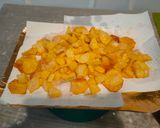 Foto del passaggio 3 della ricetta Pollo con le patate fritte e croccanti 😋