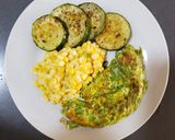 Foto del paso 4 de la receta: Tortilla de porotos verdes con zapallo italiano dorado/salteado