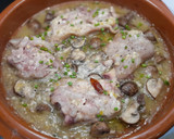 Foto del paso 9 de la receta: Pies de cerdo y setas en salsa picante de puerros y almendras