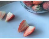 รูปขั้นตอนการทำที่ 1 ของ นมสดสตรอว์เบอร์รี🥛🍓