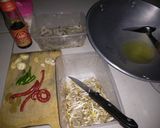 Foto langkah ke 1 dari resep Tumis Udang Saus tiram Pedas Mix Toge.