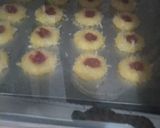 Foto langkah ke 4 dari resep Thumbprint strawbery + tips kue cantik.