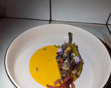 Foto del paso 8 de la receta: Chile de agua relleno de huitlacoche con espejo de crema de pimiento y gusanito de maguey