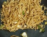 A picture of step 4 of Egg and onion noodles.