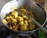 আলু ফুলকপির তরকারি (aloo Fulkopir tarkari recipe in bengali) রেসিপির ধাপ 2 ছবি