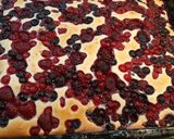 Piros bogyós-joghurtos süti recept fázis 2 fotója