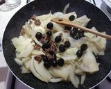 Foto del passaggio 5 della ricetta Finocchi in padella con alici e olive