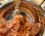 Foto del paso 1 de la receta: Tacos de langostinos marinados y pico de gallo con mango