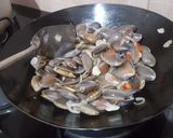 Foto langkah ke 4 dari resep Tumis kerang batik pedas.