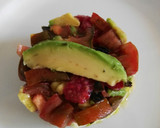 Foto del paso 6 de la receta: Timbal de ensalada vegetariana de aguacate, frambuesas y tomate