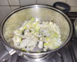 Foto del paso 1 de la receta: Sopa de champiñones, hongos de pino y huevo poché