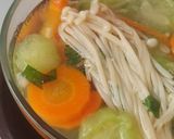 Foto langkah ke 5 dari resep Bening Oyong, Wortel dengan Jamur Enoki.