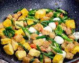 Foto langkah ke 6 dari resep Tumis kacang panjang telur puyuh.