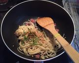 Foto langkah ke 4 dari resep Pasta Aglio Olio with Smoked Beef & Keffir Lime Leaves.