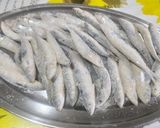 Foto del paso 2 de la receta: Xoubas (sardinillas) fritas en harina de maíz