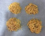 Foto del paso 4 de la receta Nido crujiente de fideo chino con ternera agridulce