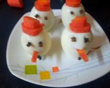 A picture of step 4 of Boiled egg cut snowman.