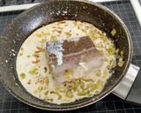 Foto del paso 4 de la receta Bacalao con salsa de puerros y nata