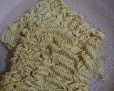 Foto langkah ke 1 dari resep Indomie goreng masak tek tek.