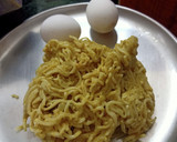 மேகி ஆம்லெட் ரெசிபி ஸ்டேப் 1 புகைப்படம்