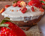Foto del paso 3 de la receta: Donuts de algarroba y fresas