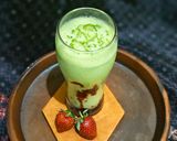Foto langkah ke 5 dari resep Strawberry Matcha Latte.