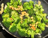 Foto langkah ke 4 dari resep Blanched Broccoli with Garlic and Cashew.