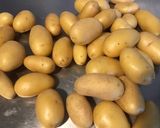 Une image de l'étape 4 de Boites chaudes à l'ail et au vin blanc (pommes grenailles, saucisses de morteau et diots du Jura).