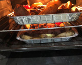 Foto del paso 9 de la receta: Paletilla de cordero al horno con cabeza de ajos y patata al horno