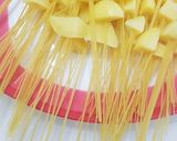 A picture of step 2 of Vegetable garlic spaghetti with potatoes.