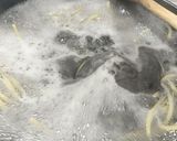 A picture of step 2 of Spaghetti with scallops and squid ink.