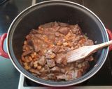 Ancsyka-féle sörös marhapörkölt, vele főtt petrezselymes burgonyagombóccal recept fázis 4 fotója