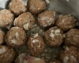 Foto del paso 2 de la receta: Albóndigas mini, en salsa de cebolla al vino, con puré casero de patatas