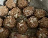 Foto del paso 2 de la receta: Albóndigas mini, en salsa de cebolla al vino, con puré casero de patatas