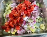 Une image de l'étape 7 de Salade de concombre, tomates et feta sauce roquefort.