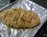 A picture of step 5 of Paneer Stuffed garlic bread.
