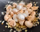 Hình bước làm 5 của món Món Pháp Blanquette De Veau - Thịt Bê Hầm Cà Rốt Nấm Phủ Sốt Bơ Trứng