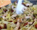 รูปขั้นตอนการทำที่ 3 ของ หมูผัดผักกาดดองพริงแห้ง By แม่บ้าน