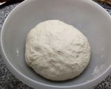 Foto del paso 3 de la receta: Pizza de muzzarella con morrón verde y aceitunas negras