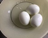 Une image de l'étape 6 de Salade de pommes de terre aux œufs oignons nouveaux moutarde et herbes.