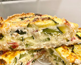 Foto del paso 11 de la receta: Pastel salado de hojaldre con calabacín, requesón y salami