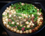 Foto del paso 3 de la receta: Garbanzos con espárragos silvestre, jamón curado y huevo