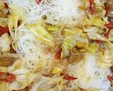 Foto langkah ke 4 dari resep Bihun goreng masak cepat.