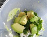 Foto del paso 3 de la receta: Empanadillas de espinacas, queso crema y aguacate
