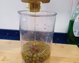 Foto del paso 2 de la receta: Vinagreta de alcaparras y miel con almendras