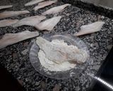 Foto del paso 2 de la receta: Filetes de merluza, patatas y guisantes en salsa verde